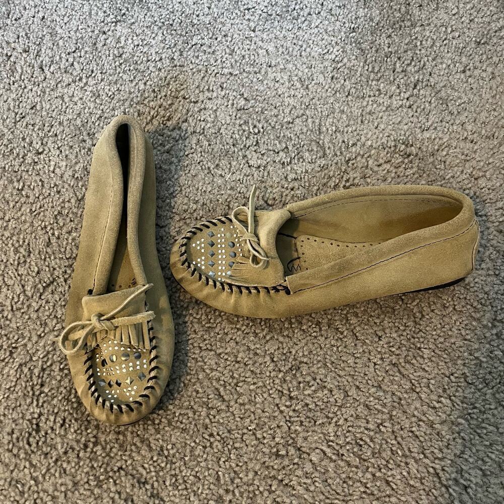 Minnetonka moccasins embellished green / brown women’s size 8